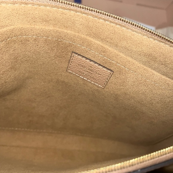 Louis Vuitton Daily Pouch - Picture 2 of 3